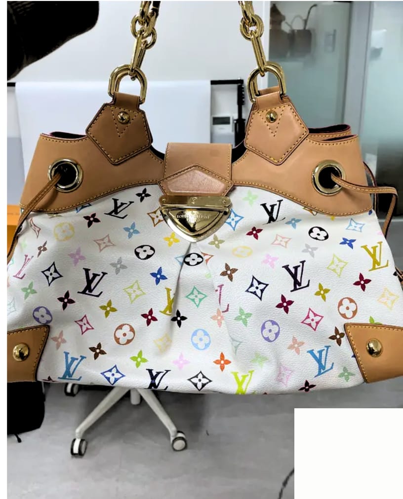 루이비통 로고 확대 감정 사진