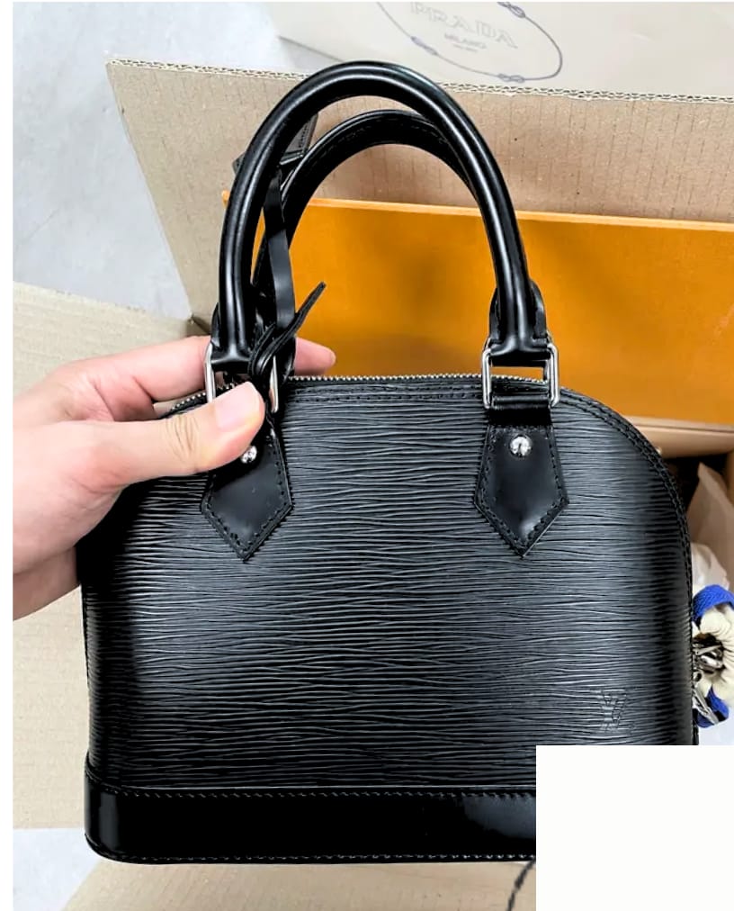 루이비통 로고 확대 감정 사진