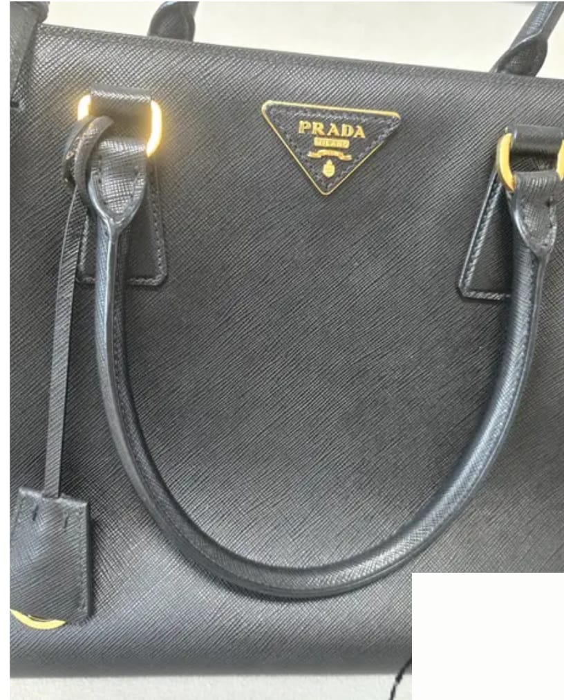 프라다 로고 확대 감정 사진