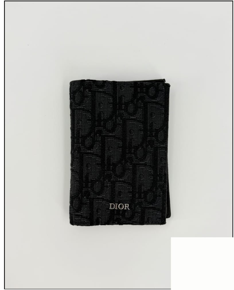 디올 로고 확대 감정 사진