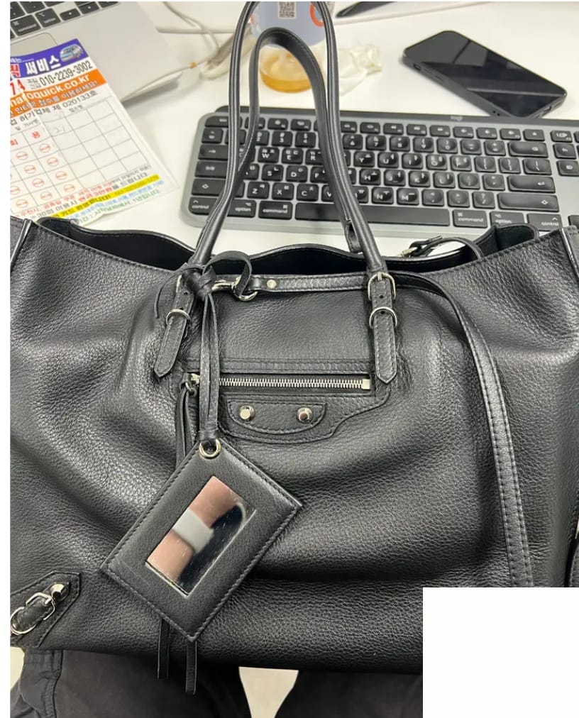 발렌시아가 파피에르 B4 감정 사진