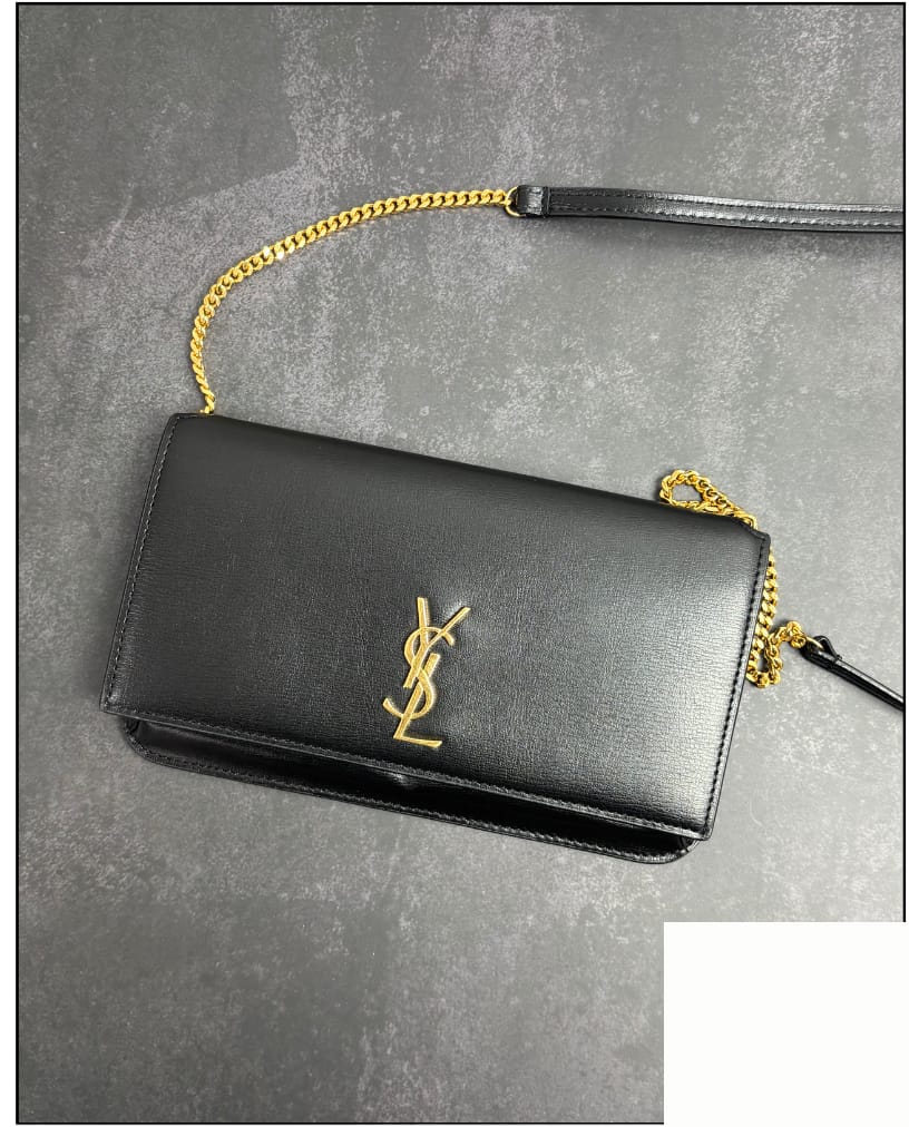 생로랑 로고 확대 감정 사진